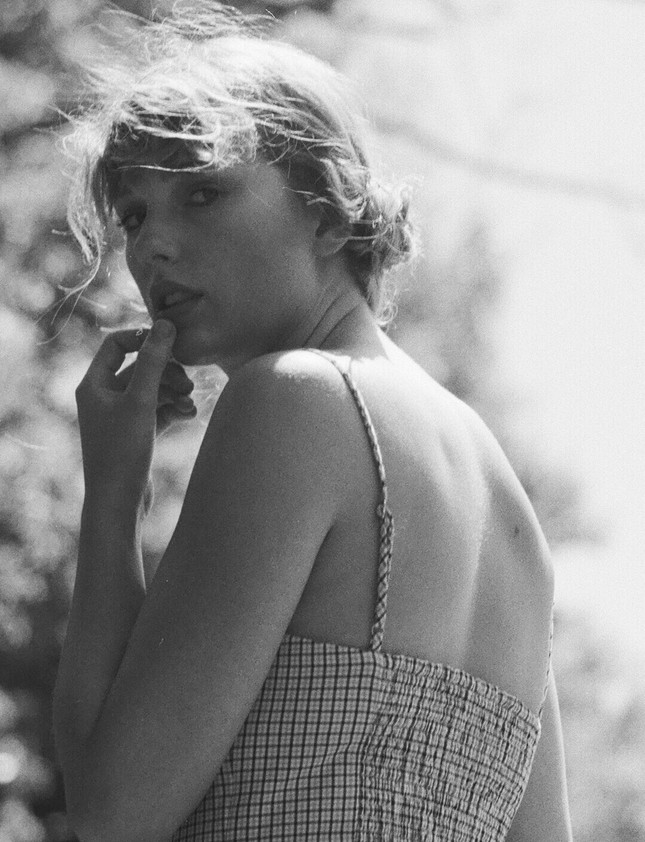 Nhờ album “folklore”, Taylor Swift là nghệ sĩ đầu tiên làm được điều này trong năm 2020 ảnh 1