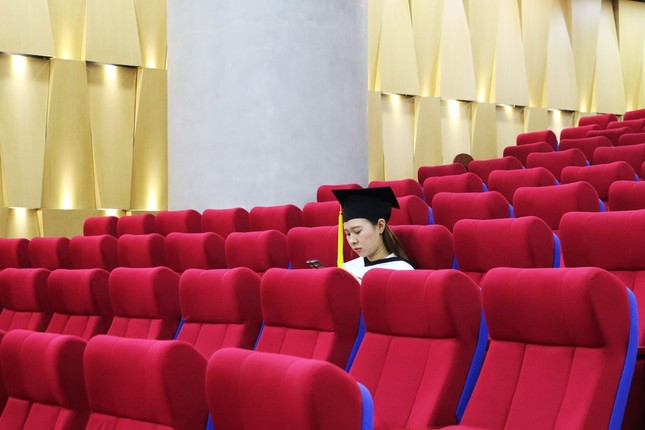 Lễ tốt nghiệp online mùa COVID-19: Vắng gia đình, bạn bè, sinh viên theo dõi qua màn hình ảnh 2