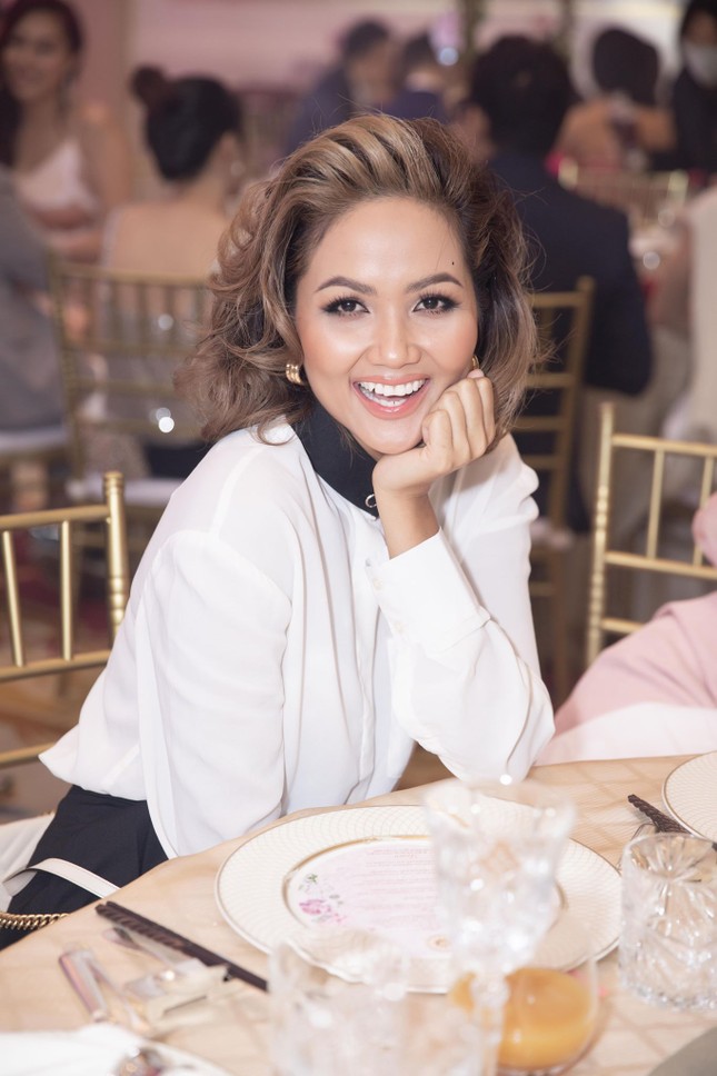 Đám cưới Á hậu Thúy Vân: Những khoảnh khắc đẹp của đôi trai tài gái sắc ảnh 5