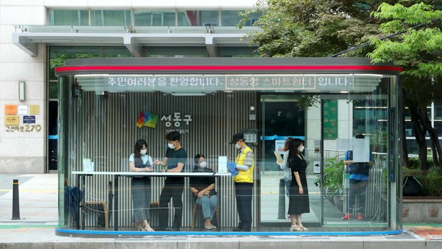 Nỗ lực chống dịch COVID-19, Hàn Quốc lắp đặt nhiều trạm xe buýt với tính năng đặc biệt ảnh 2