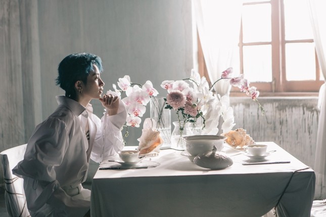 MV mới của Gil Lê: Concept đã mắt, từng câu của bài hát như “xoáy vào tim” hội thất tình ảnh 2