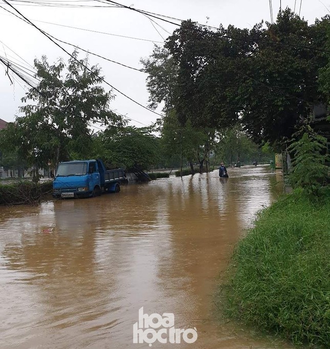 Thành phố Huế ngập sâu trong biển nước, dự đoán lũ còn tiếp tục kéo dài nhiều ngày tới ảnh 6