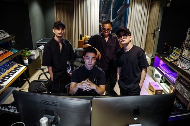 Bộ tứ “phù thủy âm nhạc” đứng sau thành công của hàng trăm tiết mục tại “Rap Việt“ ảnh 8