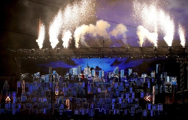Super Bowl Halftime Show 2021: The Weeknd một mình “cân team”, H.E.R hát mở màn ngọt như mía lùi ảnh 7
