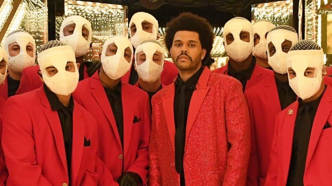 Super Bowl Halftime Show 2021: The Weeknd một mình “cân team”, H.E.R hát mở màn ngọt như mía lùi ảnh 5
