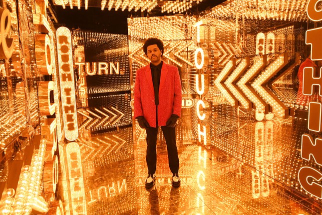 Super Bowl Halftime Show 2021: The Weeknd một mình “cân team”, H.E.R hát mở màn ngọt như mía lùi ảnh 4