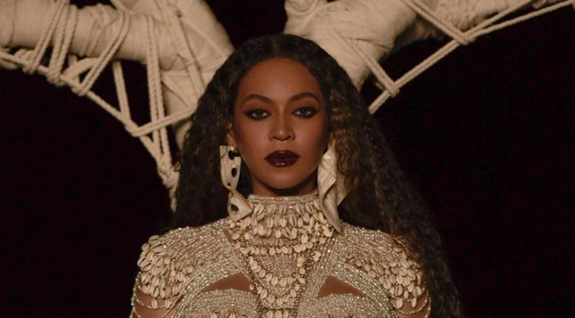 Beyoncé là nghệ sĩ thứ 2 sau Mariah Carey đạt được nhiều #1 liên tiếp trong 4 thập niên ảnh 2