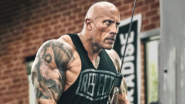 Muộn giờ làm mà cửa lại hỏng thì phải làm sao? The Rock có câu trả lời ngay đây! ảnh 2