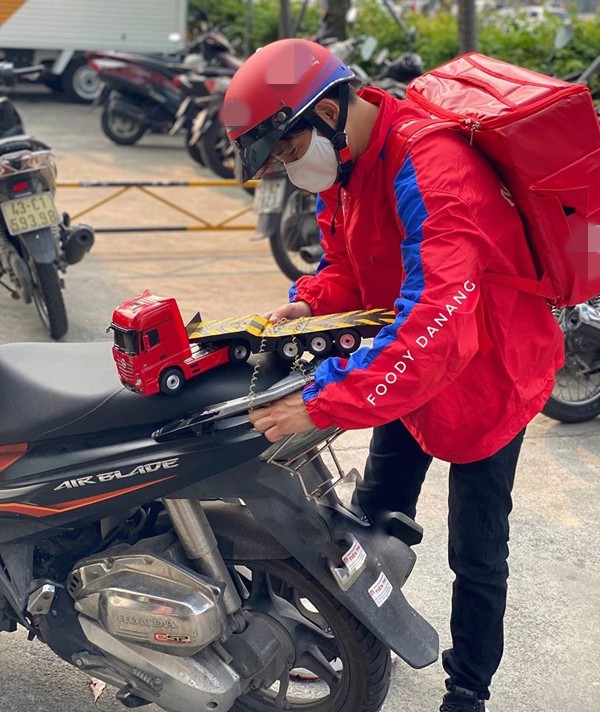 Phòng lây nhiễm mùa dịch, shipper giao đồ ăn cho khách hàng bằng xe đồ chơi ảnh 1