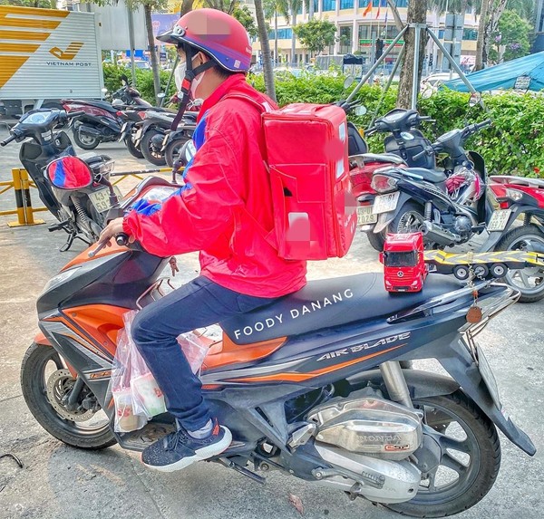 Phòng lây nhiễm mùa dịch, shipper giao đồ ăn cho khách hàng bằng xe đồ chơi ảnh 2