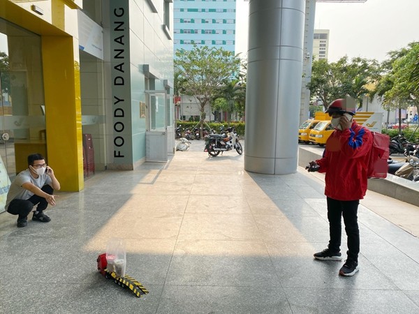 Phòng lây nhiễm mùa dịch, shipper giao đồ ăn cho khách hàng bằng xe đồ chơi ảnh 4