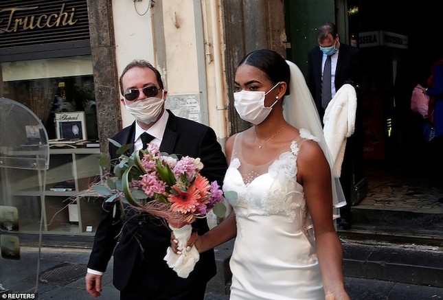 Nụ hôn qua lớp khẩu trang của cặp đôi Italy cùng lễ cưới không khách mời mùa dịch COVID-19 ảnh 5