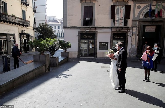 Nụ hôn qua lớp khẩu trang của cặp đôi Italy cùng lễ cưới không khách mời mùa dịch COVID-19 ảnh 3
