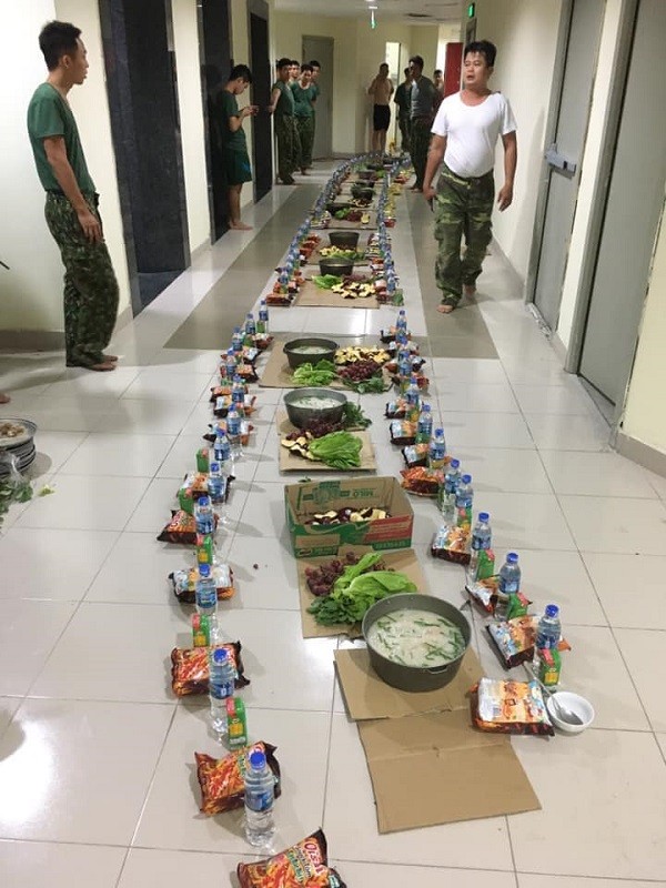 Bữa ăn muộn ở hành lang của các chiến sĩ khu cách ly: Tuyệt vời hơn mọi menu đắt tiền! ảnh 1