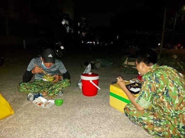Bữa ăn muộn ở hành lang của các chiến sĩ khu cách ly: Tuyệt vời hơn mọi menu đắt tiền! ảnh 4