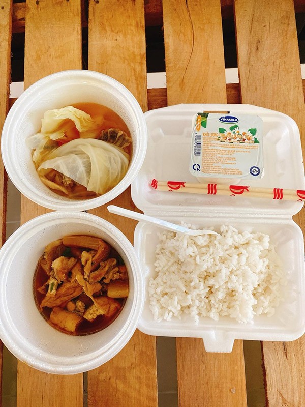 Nữ tiếp viên bị chỉ trích vì nhờ các chiến sĩ mua đồ ăn vặt và trái cây ở khu cách ly ảnh 5