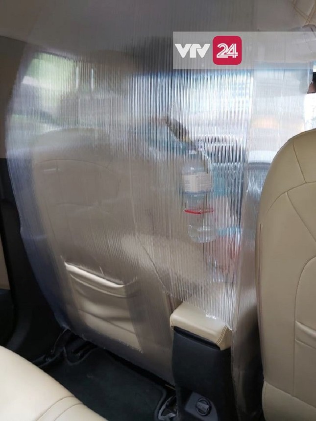 Góc cẩn thận: Tài xế taxi Hà Nội “tự chế” màn cách ly trong xe để tránh lây nhiễm COVID-19 ảnh 1