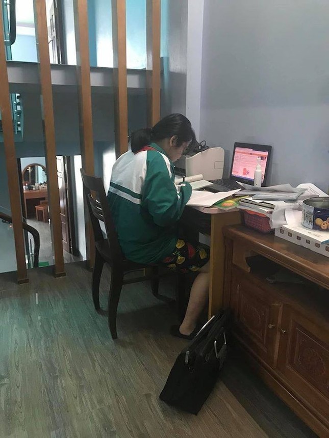 Bạn teen mặc đồng phục, đeo khăn quàng khi học trực tuyến nhận “cơn mưa” lời khen ảnh 1