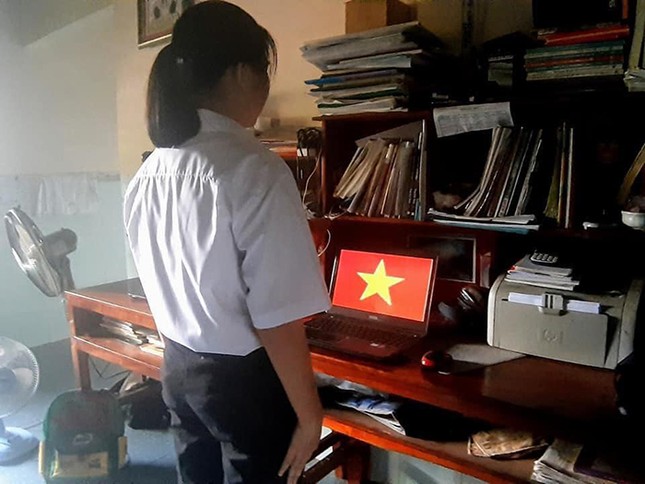 Học online ở nhà, teen Bình Phước vẫn đồng phục chỉnh tề, chào cờ trực tuyến ảnh 1