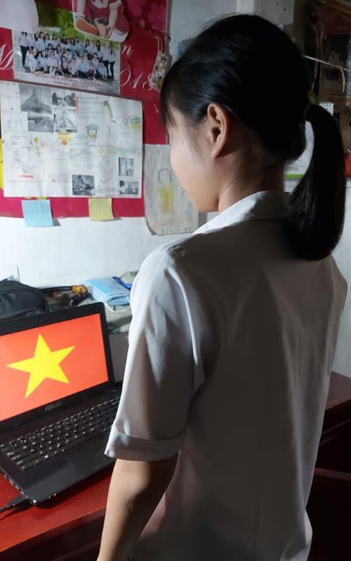 Học online ở nhà, teen Bình Phước vẫn đồng phục chỉnh tề, chào cờ trực tuyến ảnh 2