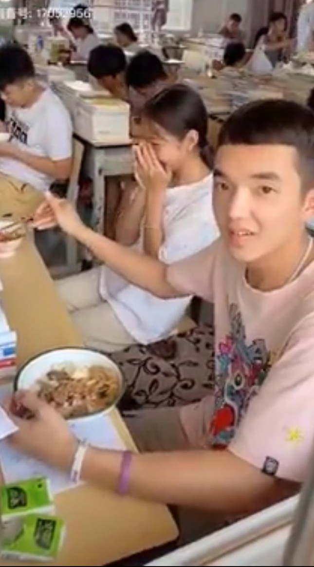 Clip đáng yêu nhất hôm nay: Nam sinh nhường thịt cho bạn nữ cùng bàn trong giờ ăn trưa ảnh 1