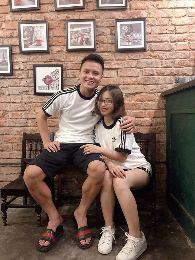 Dàn cầu thủ bóng đá Việt: Người liên tiếp vướng tin đồn hẹn hò, người hạnh phúc bên tổ ấm ảnh 2