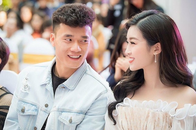 Dàn cầu thủ bóng đá Việt: Người liên tiếp vướng tin đồn hẹn hò, người hạnh phúc bên tổ ấm ảnh 3