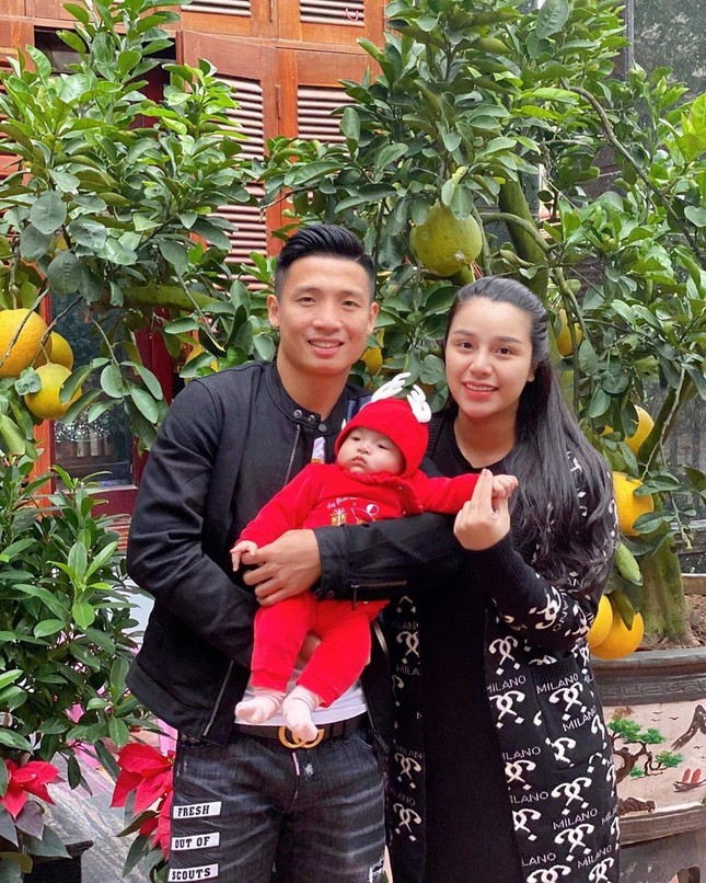 Dàn cầu thủ bóng đá Việt: Người liên tiếp vướng tin đồn hẹn hò, người hạnh phúc bên tổ ấm ảnh 6