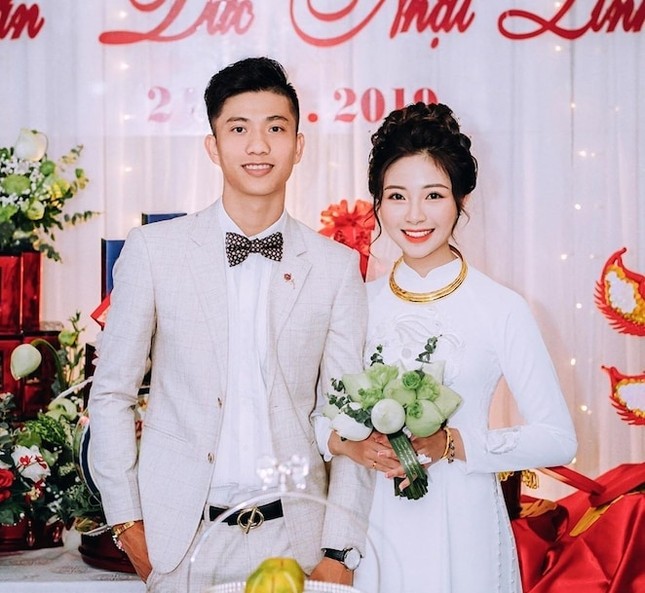 Vợ Văn Đức nhận chỉ trích khi chồng bị chấn thương và đây là phản ứng của nam cầu thủ ảnh 2