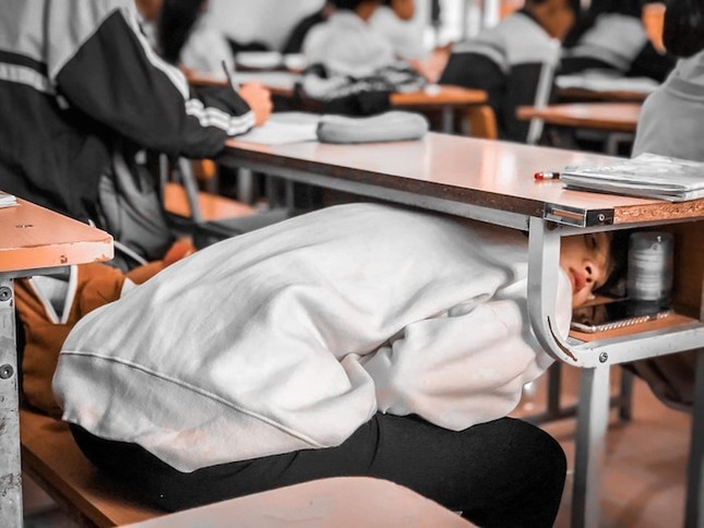Cơn buồn ngủ ập đến, nữ sinh liền nghĩ ra tư thế ngủ cực “khó đỡ” nhằm tránh bị phát hiện ảnh 2
