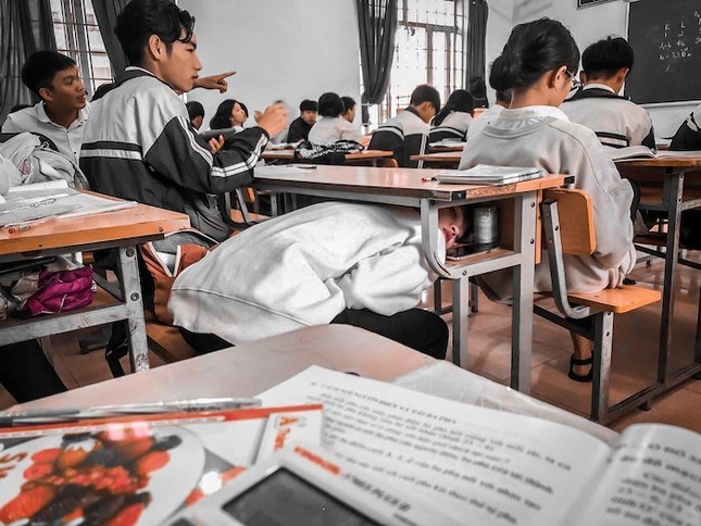 Cơn buồn ngủ ập đến, nữ sinh liền nghĩ ra tư thế ngủ cực “khó đỡ” nhằm tránh bị phát hiện ảnh 1