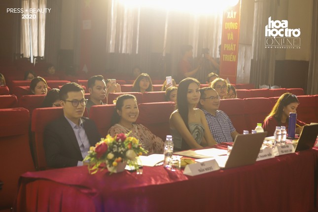 “Press Beauty 2020“: Các nữ sinh Báo chí “bùng nổ” tài năng trong đêm thi Bán kết ảnh 1