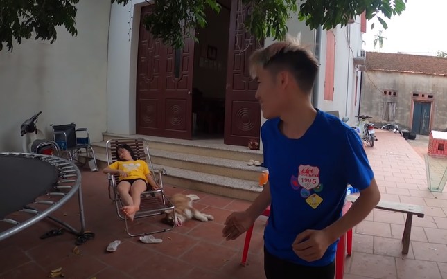 Con trai bà Tân Vlog tiếp tục bị tố diễn quá lố trong clip “vứt em gái đang ngủ xuống hồ“ ảnh 1