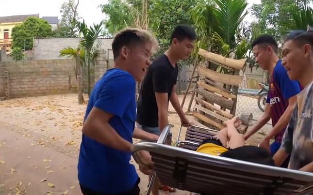 Con trai bà Tân Vlog tiếp tục bị tố diễn quá lố trong clip “vứt em gái đang ngủ xuống hồ“ ảnh 3
