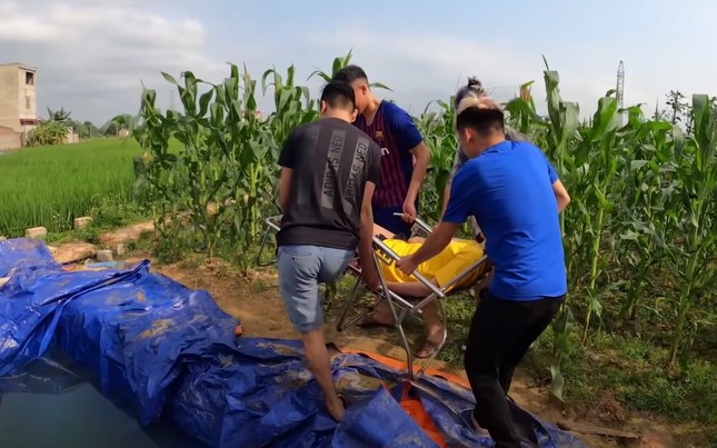 Con trai bà Tân Vlog tiếp tục bị tố diễn quá lố trong clip “vứt em gái đang ngủ xuống hồ“ ảnh 5