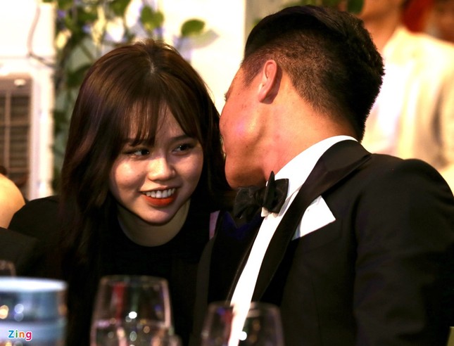 Mới công khai hẹn hò nửa tháng, Quang Hải - Huỳnh Anh đã “thương thương” nhau thế này đây! ảnh 5
