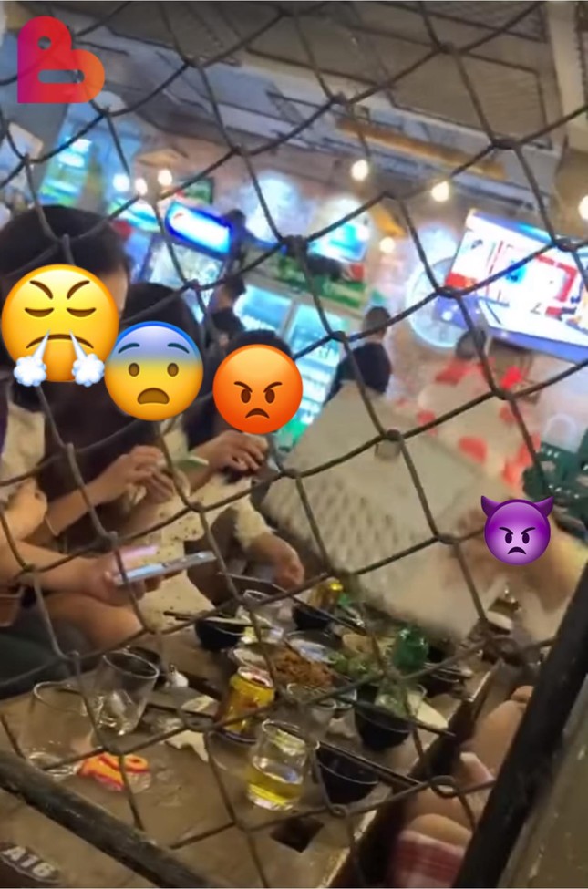 Dân mạng ngán ngẩm về sự “vô tư” của cô gái trẻ đưa tay sang bàn bên cạnh “nếm bánh kem“ ảnh 4