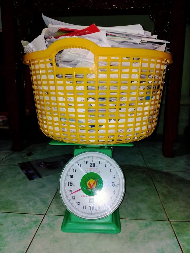 “Trend” mới của hội sĩ tử hậu mùa thi: “Đọ” cân nặng của sách vở, tài liệu, đề luyện thi ảnh 2