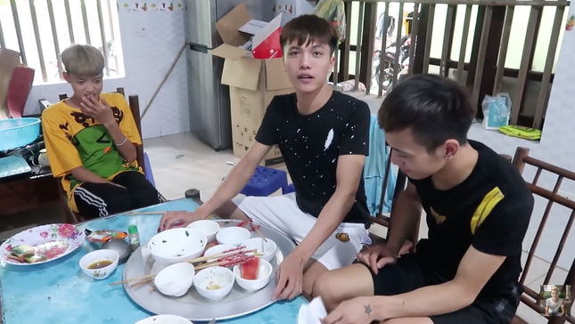Nam YouTuber khiến dân mạng ngán ngẩm khi “thử nghiệm” rửa chén bát bằng máy giặt ảnh 1
