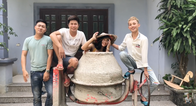 Nam YouTuber khiến dân mạng ngán ngẩm khi “thử nghiệm” rửa chén bát bằng máy giặt ảnh 6