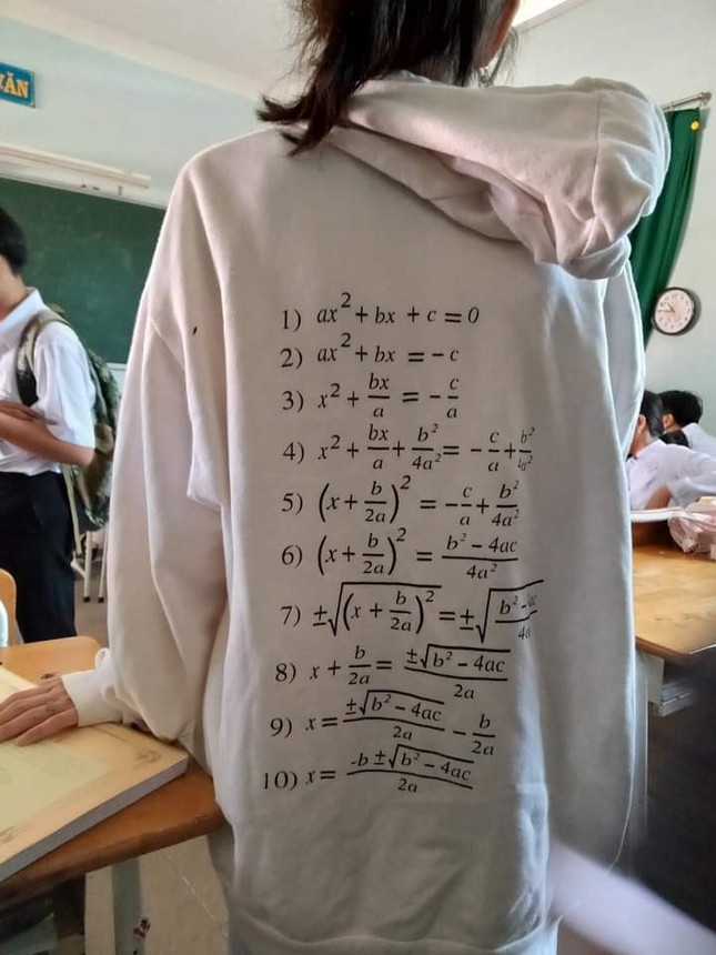 Nỗi “ám ảnh” với môn Toán: Hội “nhất quỷ nhì ma” in cả loạt công thức lên áo mặc ảnh 1