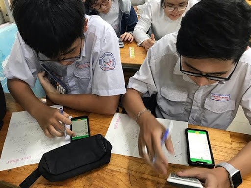 Quy định mới học sinh được phép dùng điện thoại trong lớp học, thầy cô và teen nói gì? ảnh 1