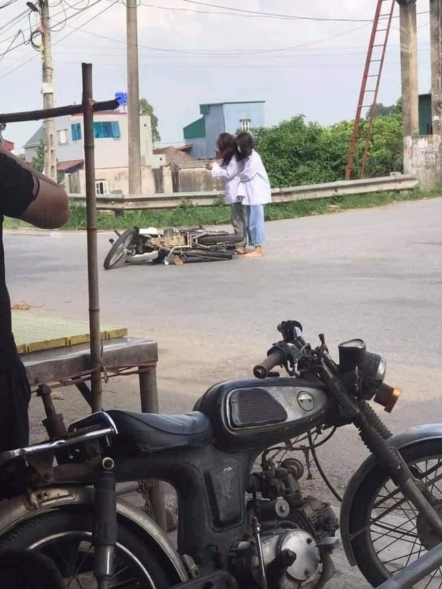 Cộng đồng mạng chú ý tới hành động khó hiểu của hai nữ sinh sau khi bị ngã xe ảnh 2
