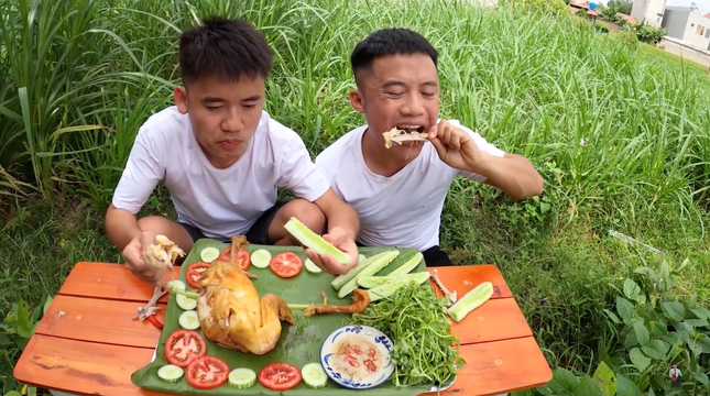 Sau khi bị phạt vì nấu cháo gà nguyên lông, Hưng Vlog lại gây tranh cãi với món gà mới ảnh 6