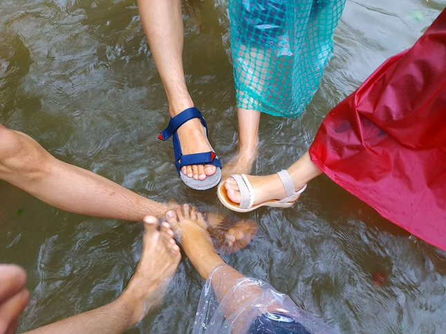 Teen miền Trung: Ngồi ôn bài mà nước ngập tới đầu gối chưa biết khi nào mới trở lại trường ảnh 6