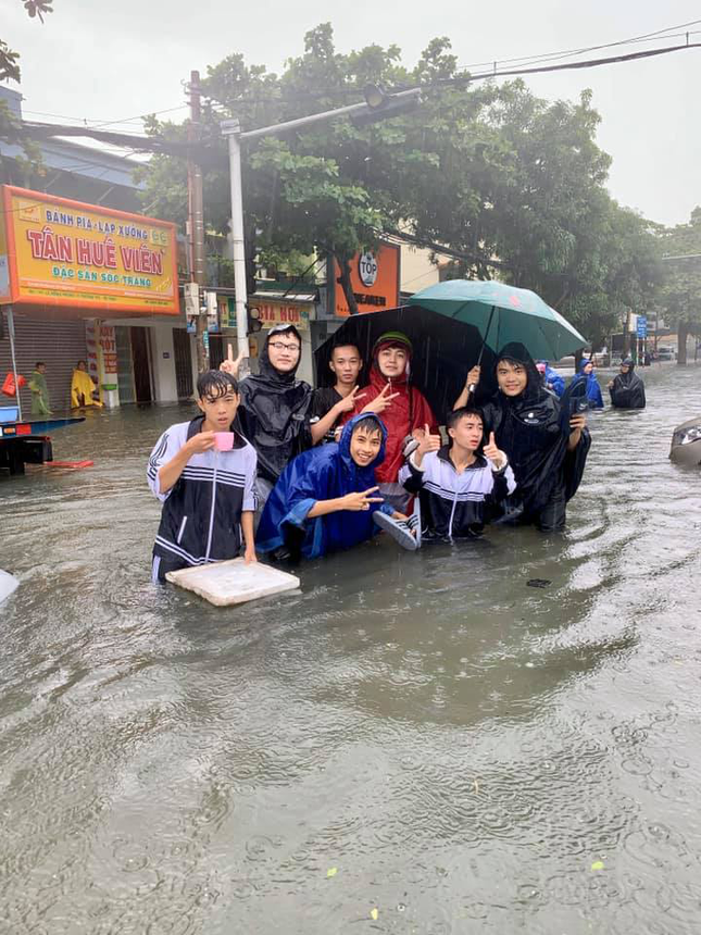 Teen miền Trung: Ngồi ôn bài mà nước ngập tới đầu gối chưa biết khi nào mới trở lại trường ảnh 7