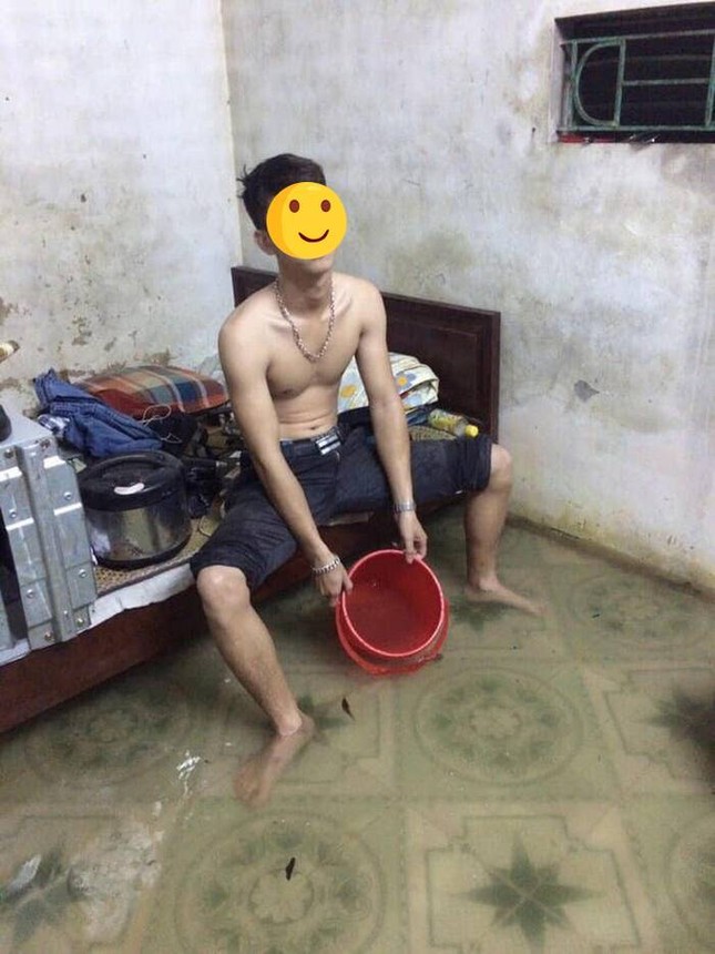 Sinh viên miền Trung xoay sở mùa mưa lũ: Gió quật bay cả mái nhà, “câu cá” trong phòng trọ ảnh 5