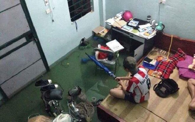 Sinh viên miền Trung xoay sở mùa mưa lũ: Gió quật bay cả mái nhà, “câu cá” trong phòng trọ ảnh 3