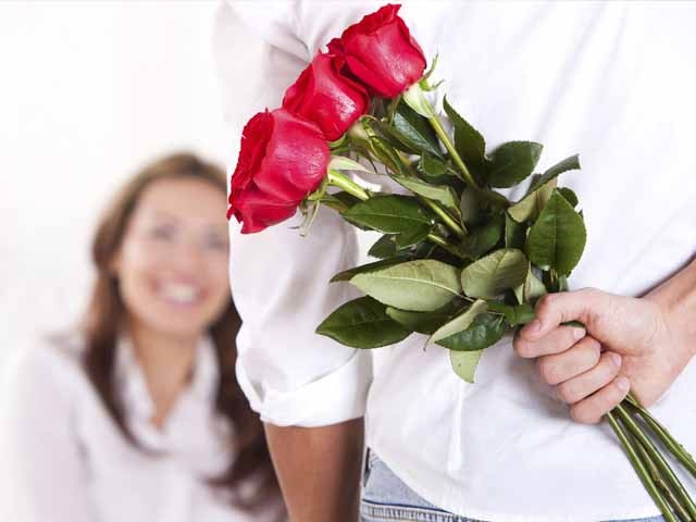 Chàng trai đi xin hoa để tặng người yêu vào ngày 20/10 khiến dân mạng tranh cãi nảy lửa ảnh 2