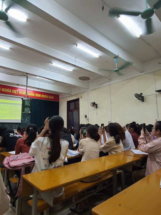 Sinh viên ghi chép bài: Cầm điện thoại chụp, nhưng có mở bài ra học không thì... chưa biết ảnh 1